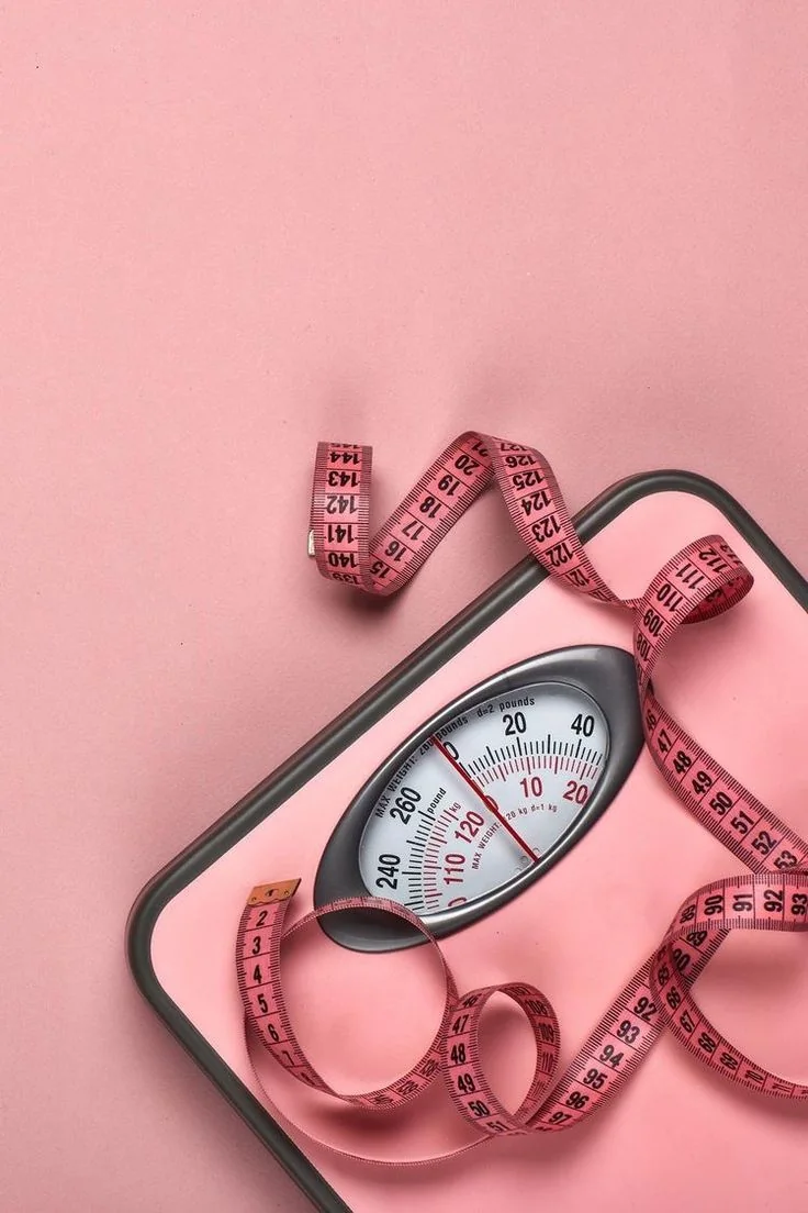 A scale and tape measure, the starting point of a weight loss plan